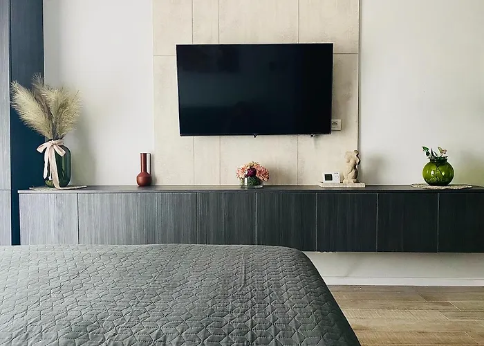 Evadari Urbane, 2 En-Suite Studios, Cazino, Mamaia