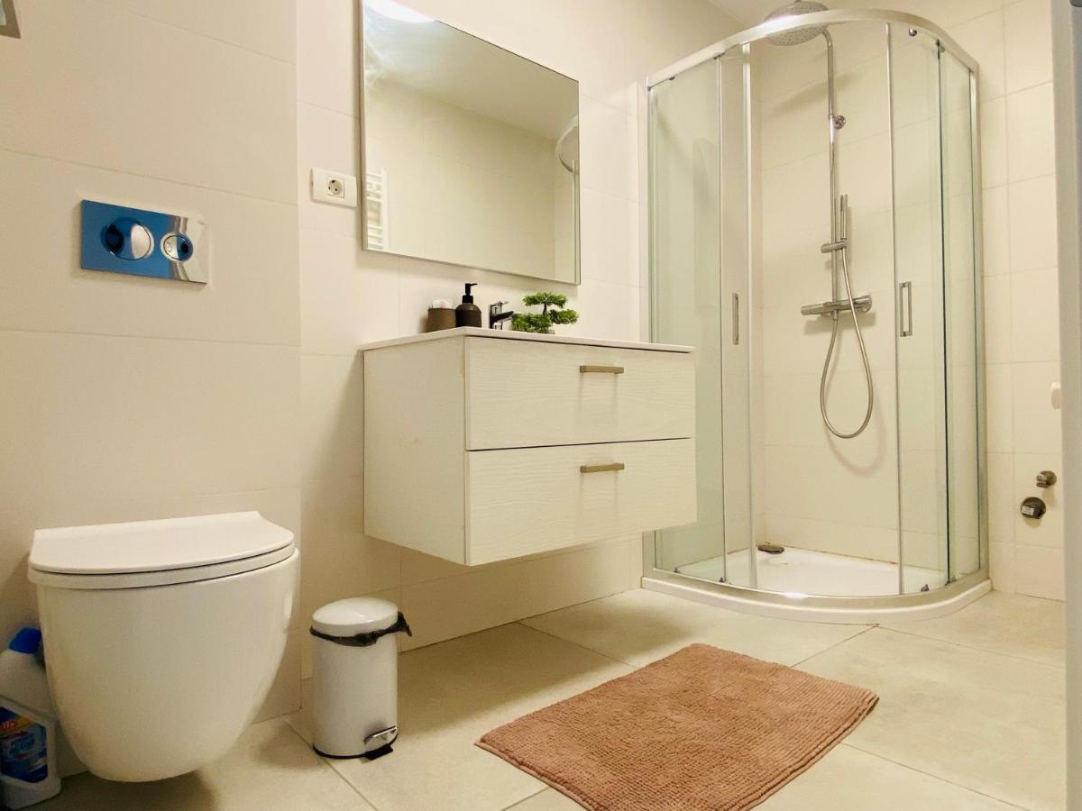 Evadari Urbane, 2 En-suite Studios, Cazino,